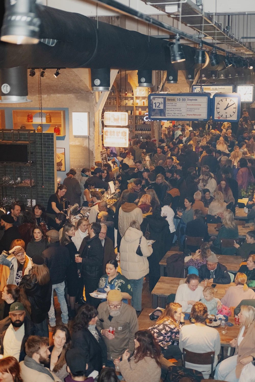 Publiek tijdens Station Bergfest in foodhall Station Bergweg in Rotterdam